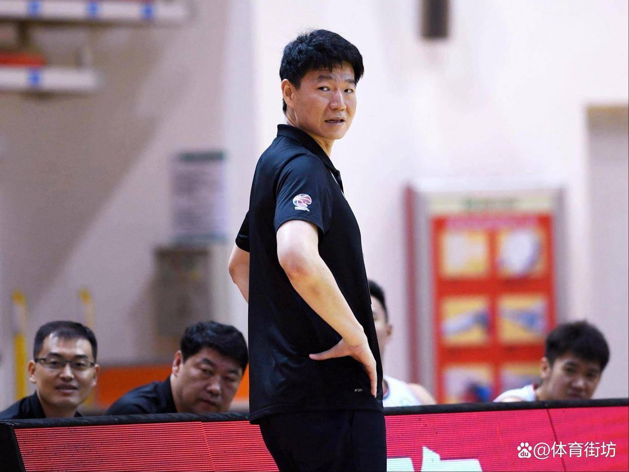 山东队球员表现出色全队奋勇向前