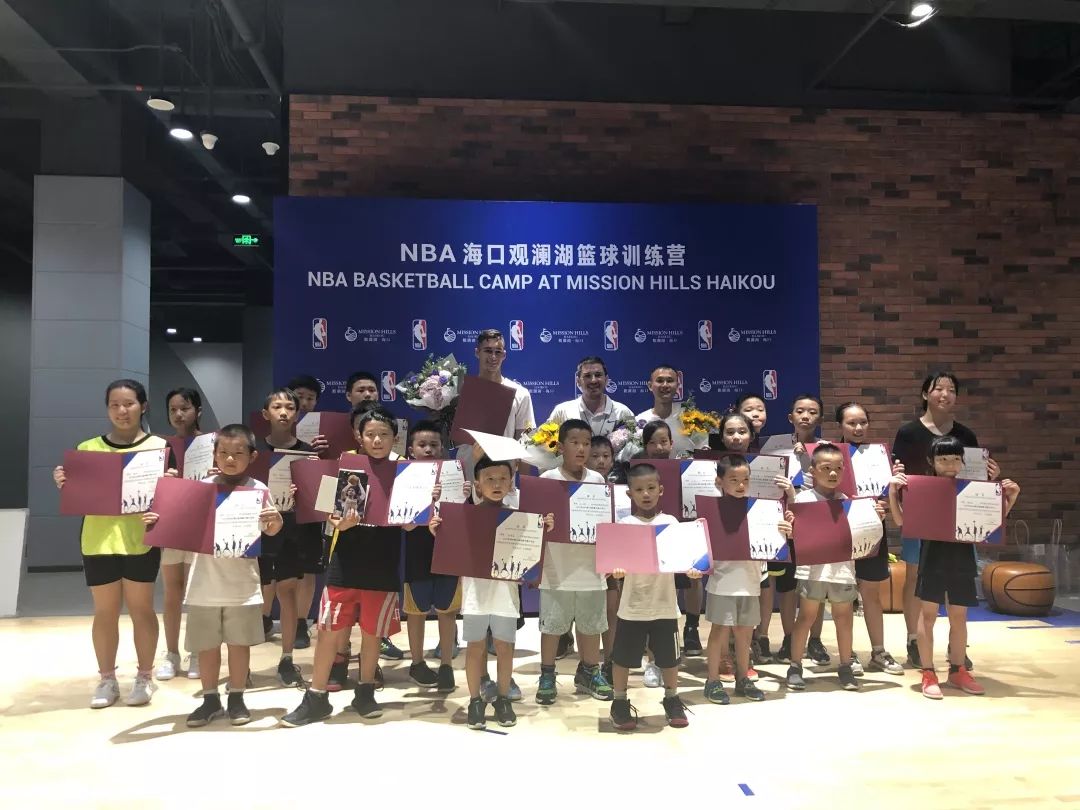 包含荷兰篮联举办篮球青少年夏令营促进体育发展的词条